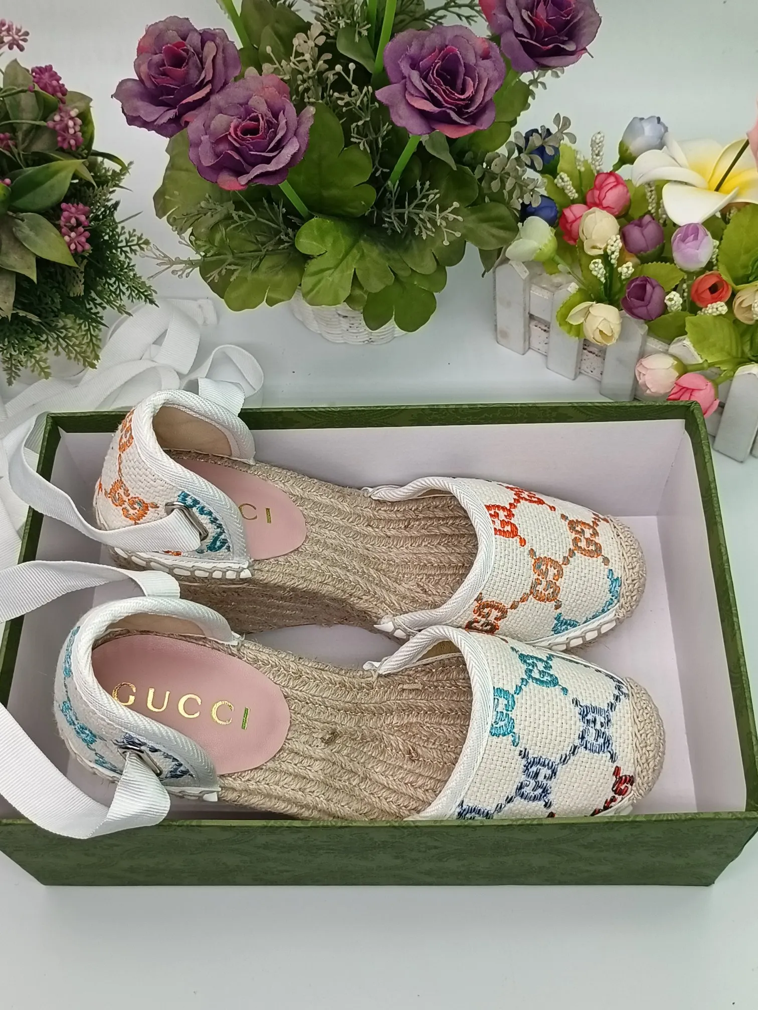 👟👟Ex-factory price 440👟👟 GUCCI wedge fisherman sandals, thick-soled straw, high-end quality, fabric: double G fabric, electric embroidery, lining: mixed sheepskin lining, yardage: 35～42, color: pure white. Dear new and old customers, the picture has been updated, please transfer the image to change. The upgraded version of the wedge heel currently has more than 40 colors. Transfer the image to sell.